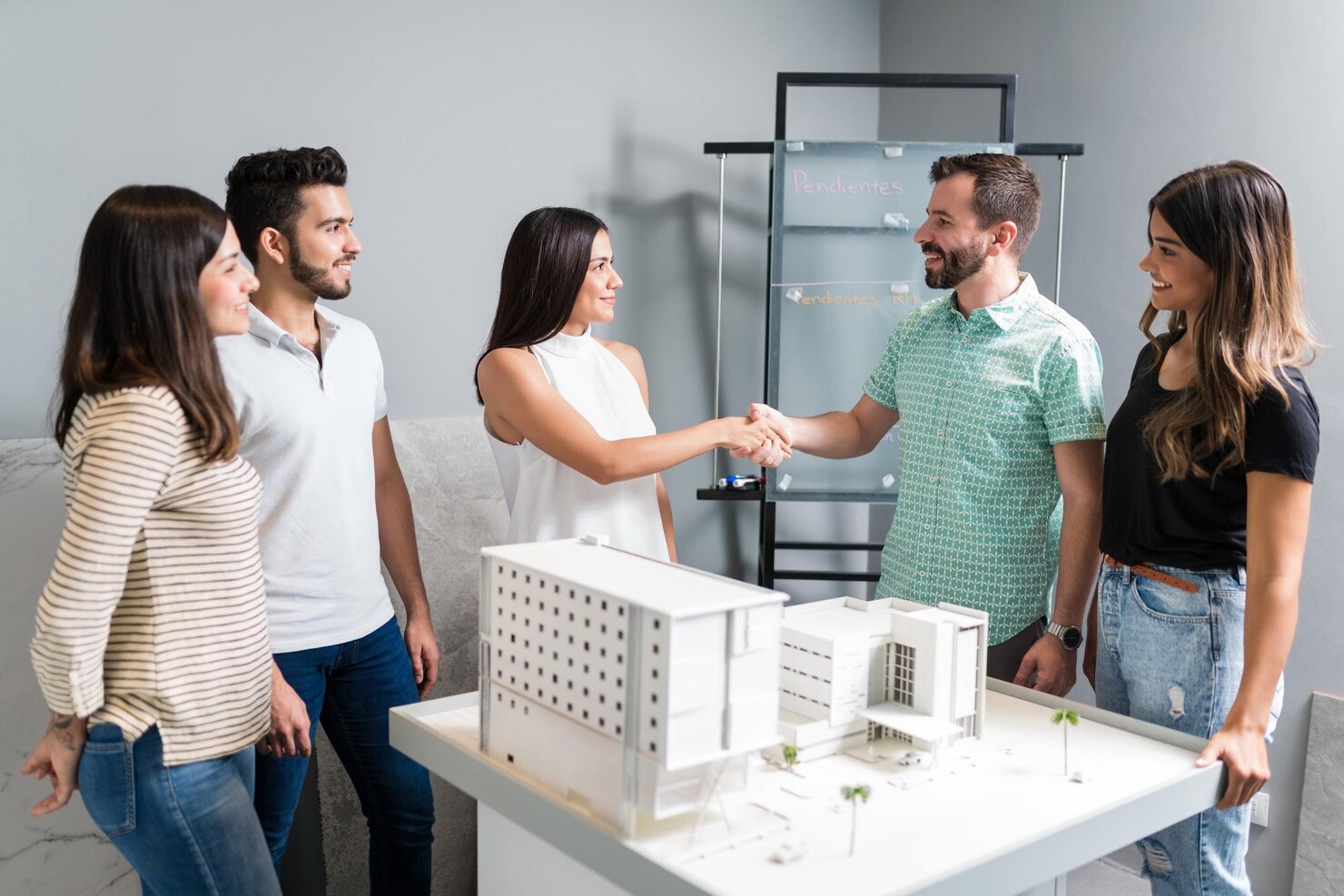 socios comerciales estrechando mano ingeniero modelo arquitectonico reunion 662251 1666